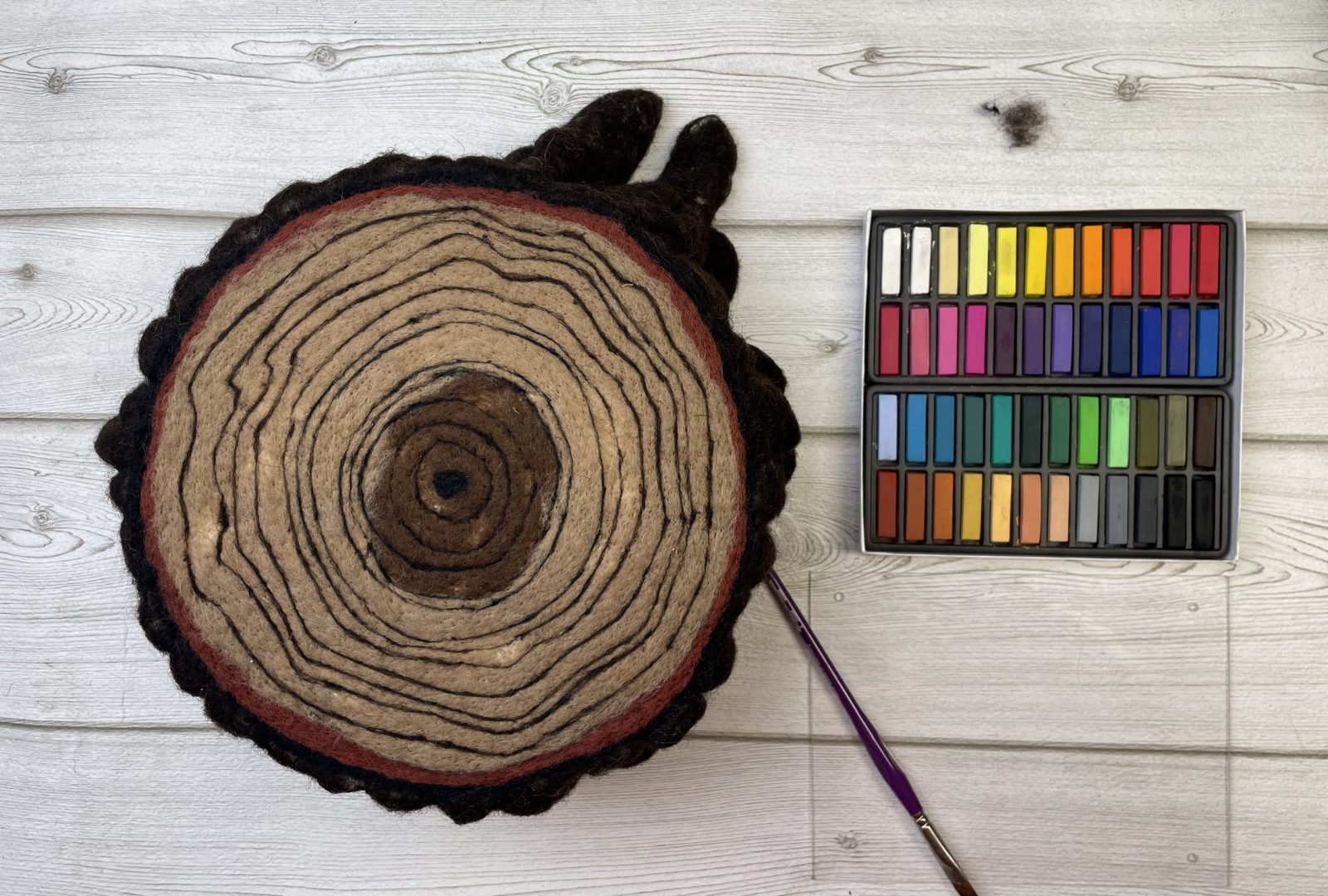 tronco di lana a metà con anelli e gessetti colorati